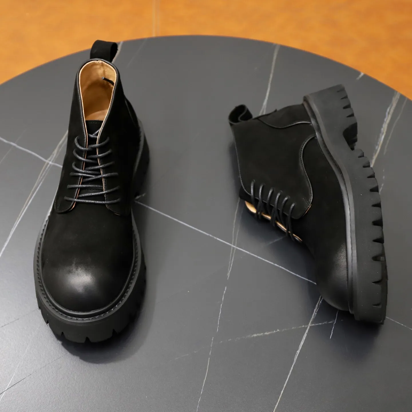 Men's shoes: 580💰🙅‍♂️🙅‍♂️🙅‍♂️ Brand: PRADA Standard code: 38-44 (45 customized) Grade: Same as the official website Material: Original high-grade high-mercerized light Comfortable and breathable pigskin lining Non-slip soft wear-resistant outsole Style category: Men's fashionable casual boots Distinguished luxury brand elements Top luxury Color: actual picture color